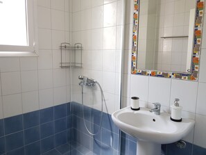 Sèche-cheveux, serviettes fournies, savon, papier toilette