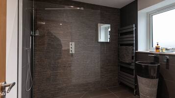 Apartment | Bathroom | Shower, hair dryer, towels, shampoo