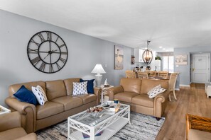 Télévision, lecteur de DVD, jouets