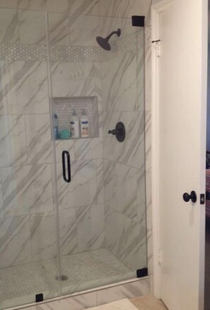 Dusche, Haartrockner, Handtücher, Seife
