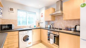 House, 3 Bedrooms | Private kitchen | Fridge, microwave, oven, stovetop