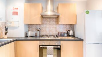 House, 3 Bedrooms | Private kitchen | Fridge, microwave, oven, stovetop