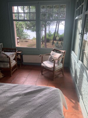 5 bedrooms, iron/ironing board, WiFi, bed sheets