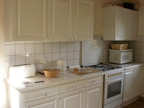 Microondas, horno, placa de cocina, lavavajillas