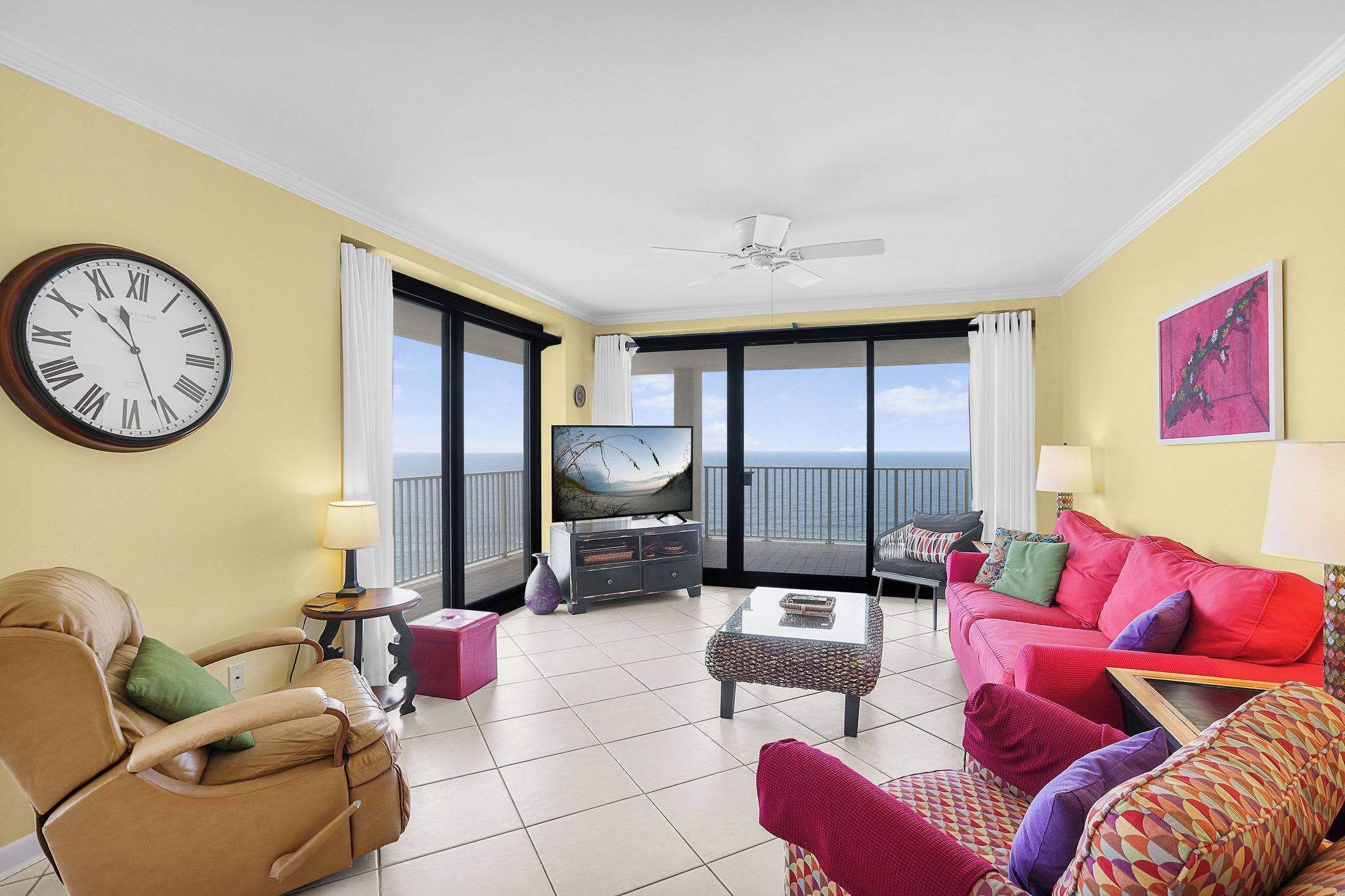 Smart-TV, DVD-spiller og bøker