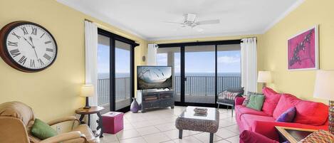 Smart-TV, DVD-spiller og bøker