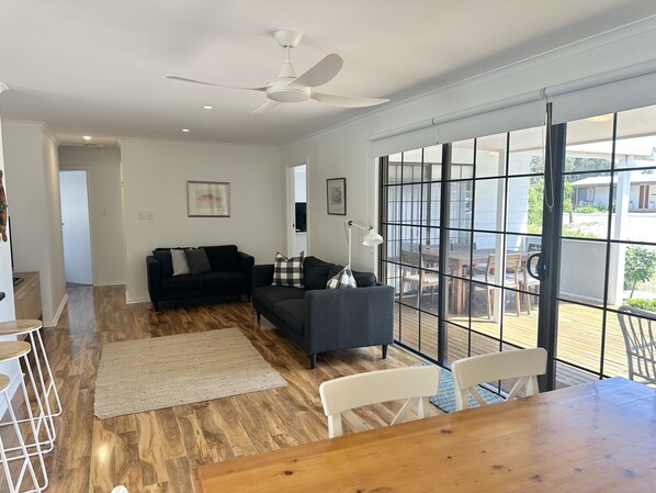 Flat-screen TV - The Captains Cottage - Dip your toes in the sand (Robe)