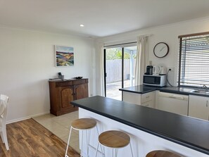 Microwave, dishwasher, toaster, cookware/dishes/utensils - The Captains Cottage - Dip your toes in the sand (Robe)