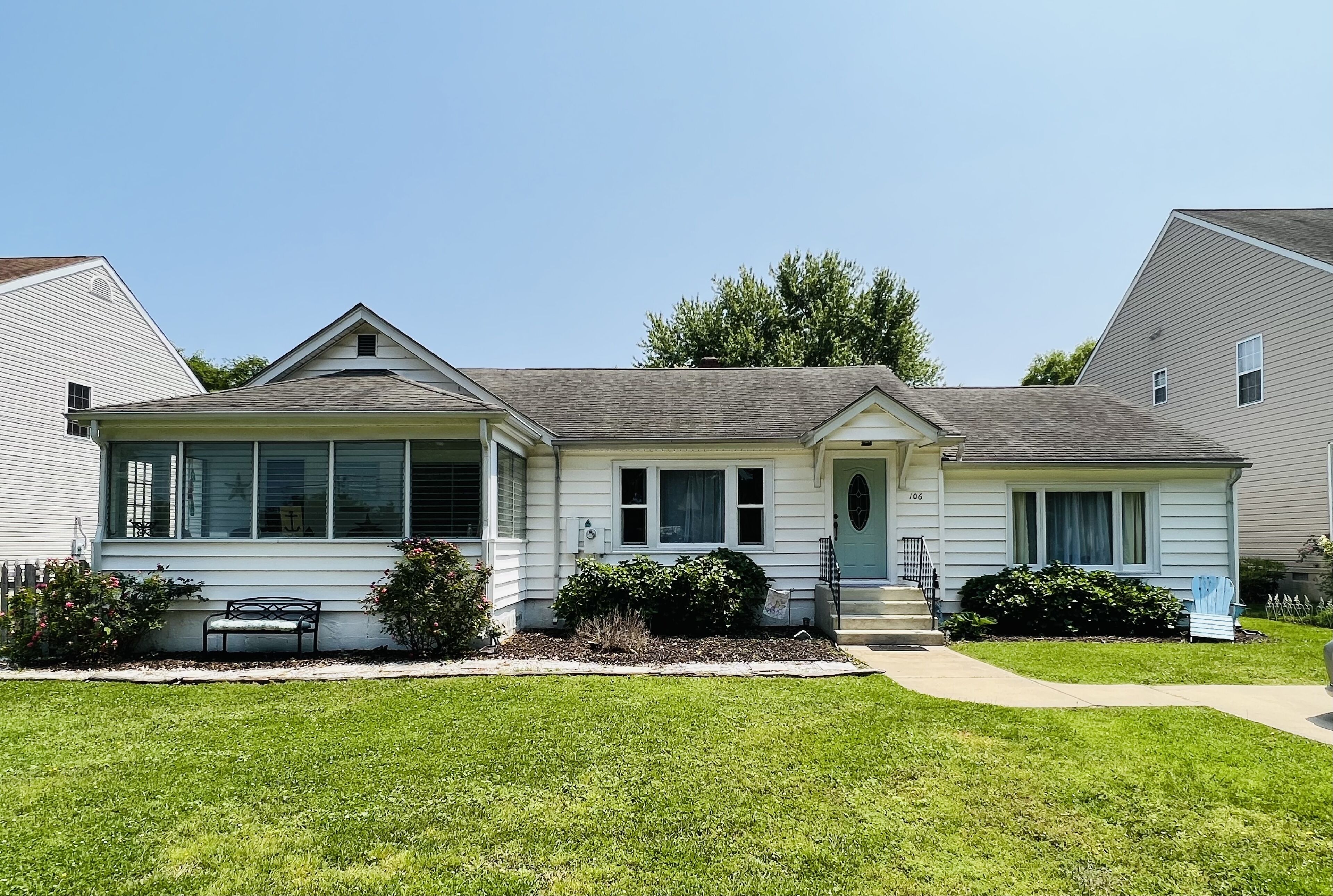 RiverWalk ~ A Home for large Families ~ A short walk to the water !