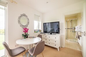 Habitación cuádruple Confort | Decoración individual, cortinas opacas, cunas gratuitas y wifi gratis