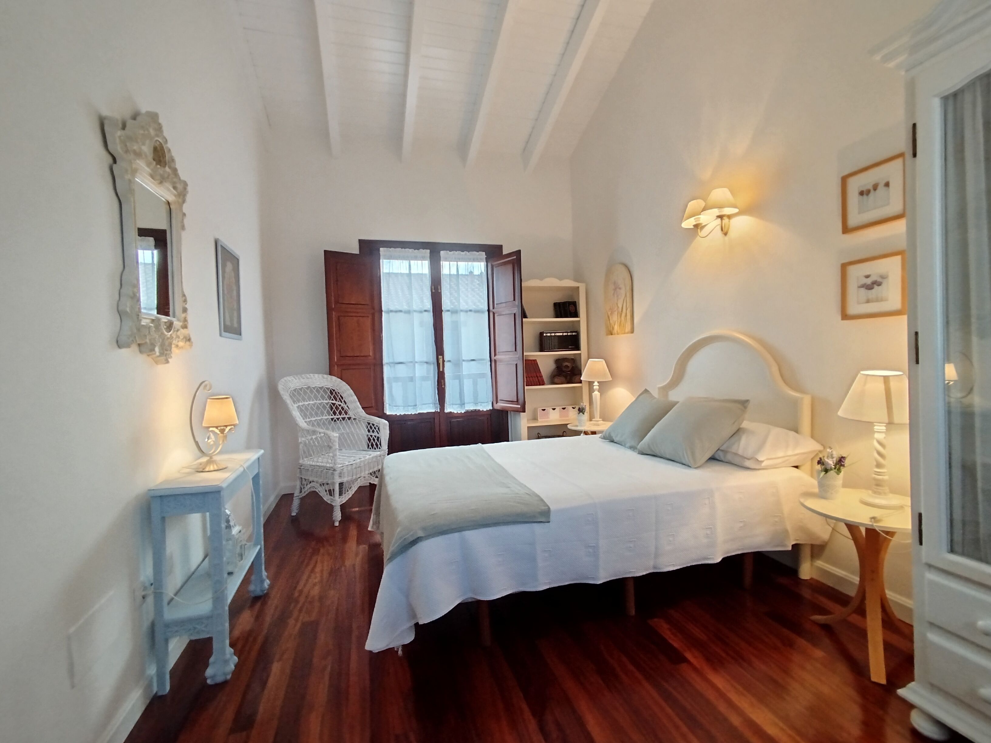 4 bedrooms, desk, iron/ironing board, free WiFi