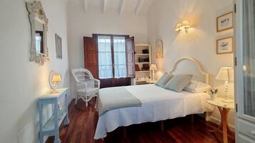 4 bedrooms, desk, iron/ironing board, free WiFi