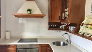 Een koelkast, een magnetron, een oven, een kookplaat