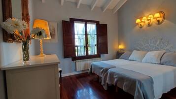 4 slaapkamers, een bureau, een strijkplank/strijkijzer, gratis wifi