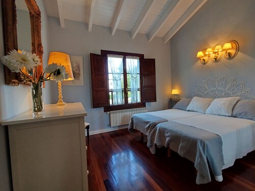 Villa with large garden next to the park Cabárceno