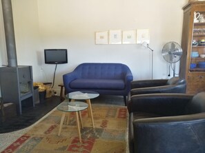 TV, peis, DVD-spiller og bøker