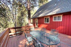 Outdoor dining - Skyline Retreat (Yosemite National Park)