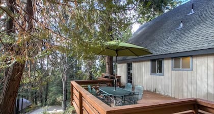 Korkealla Yosemiten mäntyissä nauttiminen ja rentoutuminen odottaa sinua tässä kaksipuolisessa maalaismaisessa ...