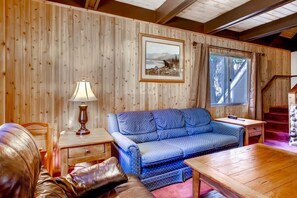 TV, fireplace - Skyline Retreat (Yosemite National Park)