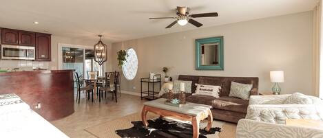 Smart-TV, Kamin, Tischfußball, Bücher