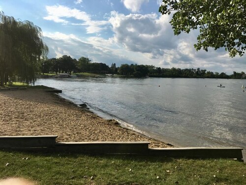 IVP Manor House Close to Lake, Beach & Naval Base