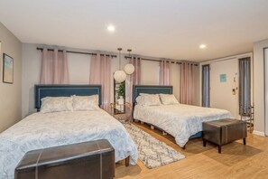 4 chambres, bureau, fer et planche à repasser, lit de bébé portatif