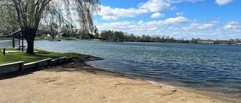 Una spiaggia nelle vicinanze, teli da spiaggia