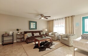 Älytelevisio, takka, pöytäjalkapallopöytä, kirjoja