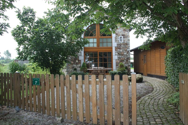 Eingang rechts und Fußweg zum Eingang Apartment ( Wendeltreppe)