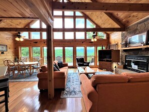 Een dvd-speler en tafelvoetbal