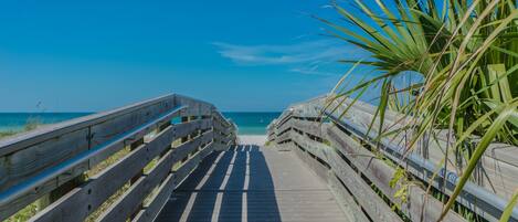 En la playa, sillas reclinables de playa, toallas de playa