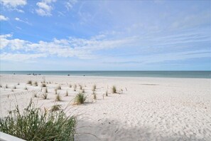 Rannalla, aurinkotuoleja, rantapyyhkeitä