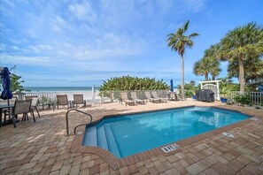 Lämmitetty uima-allas