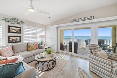 Spacious top floor 3 bedroom condo overlooking the beautiful Gulf of America!
