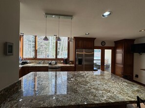 Kühlschrank, Ofen, Herdplatte, Wasserkocher mit Kaffee-/Teezubehör