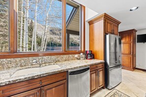 Kühlschrank, Ofen, Herdplatte, Wasserkocher mit Kaffee-/Teezubehör