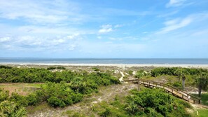 På stranden