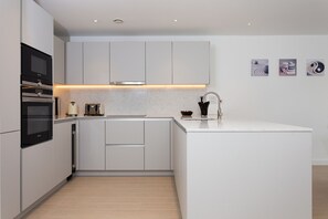 เอ็กเซกคิวทีฟอพาร์ทเมนท์, หลายเตียง | ครัวส่วนตัว | เตาอบ, เครื่องล้างจาน, เครื่องครัว/จาน/ช้อนส้อม