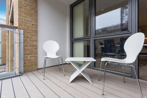 เอ็กเซกคิวทีฟอพาร์ทเมนท์, หลายเตียง | ลานระเบียง/นอกชาน