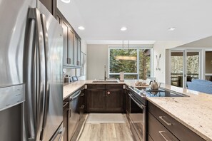 Frigorifero, forno, piano cottura, macchina per tè/caffè