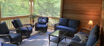 Quite Cabin in Lake Cumberland Resort Burnside, KY. Screened Porches & Hot Tub 