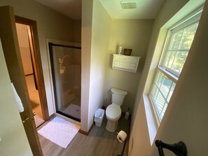 Combined shower/tub, hair dryer, towels, toilet paper - Quite Cabin in Lake Cumberland Resort Burnside, KY. Screened Porches & Hot Tub  (Burnside)