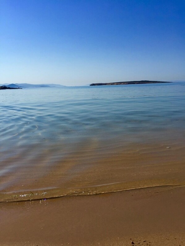 Una spiaggia nelle vicinanze, sabbia bianca, lettini da mare, ombrelloni