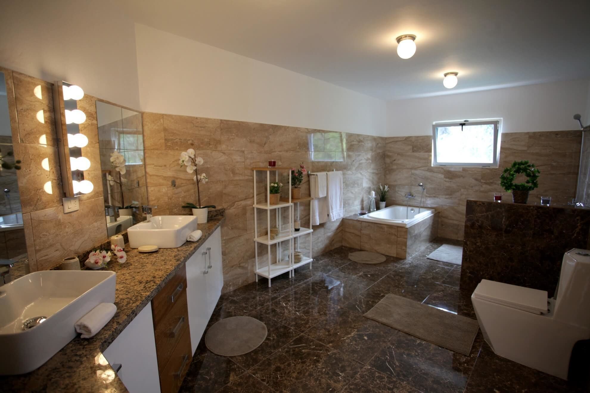 Deluxe Double Room, 1 King Bed, Garden View | Bathroom | Shower, towels, soap, toilet paper