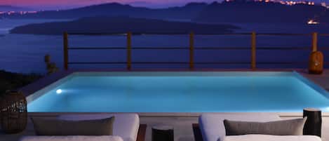 Superior Suite with Loft with Caldera View and Private Pool | 객실에서 보이는 전망