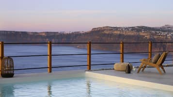 Kauden mukainen ulkouima-allas, aurinkotuoleja