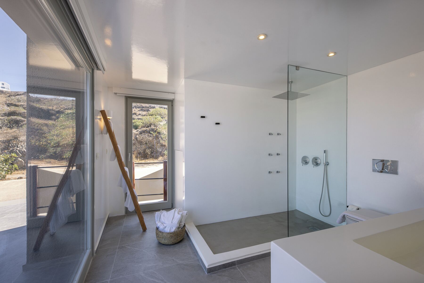 Ducha, artículos de tocador gratuitos, secador de pelo, batas