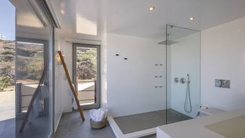 Superior Suite with Loft with Caldera View and Private Pool | Bathroom | Shower, free toiletries, hair dryer, bathrobes