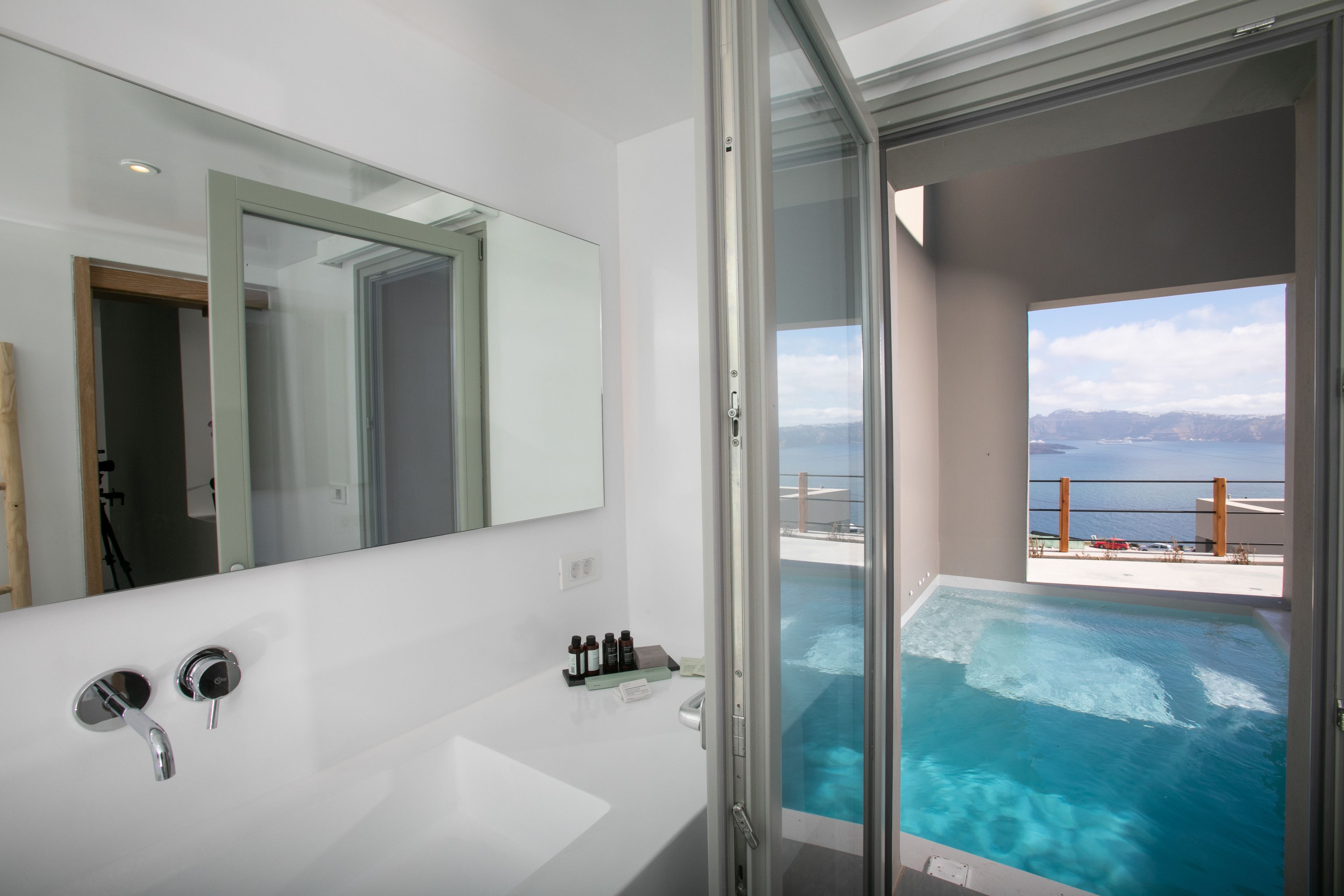 family suite | bathroom | shower, free toiletries, hair dryer, bathrobes