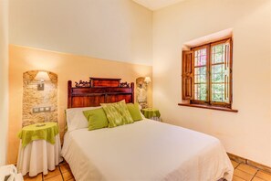 2 bedrooms, in-room safe, iron/ironing board, free WiFi
